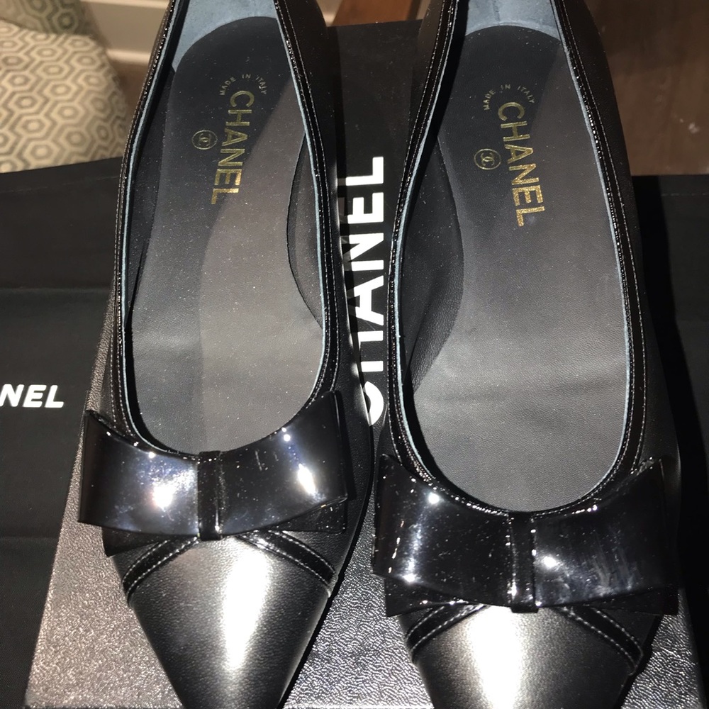 CHANEL LAMBSKIN FLATS . WITH PATENT LEATHER BOW - Picture 2 of 7